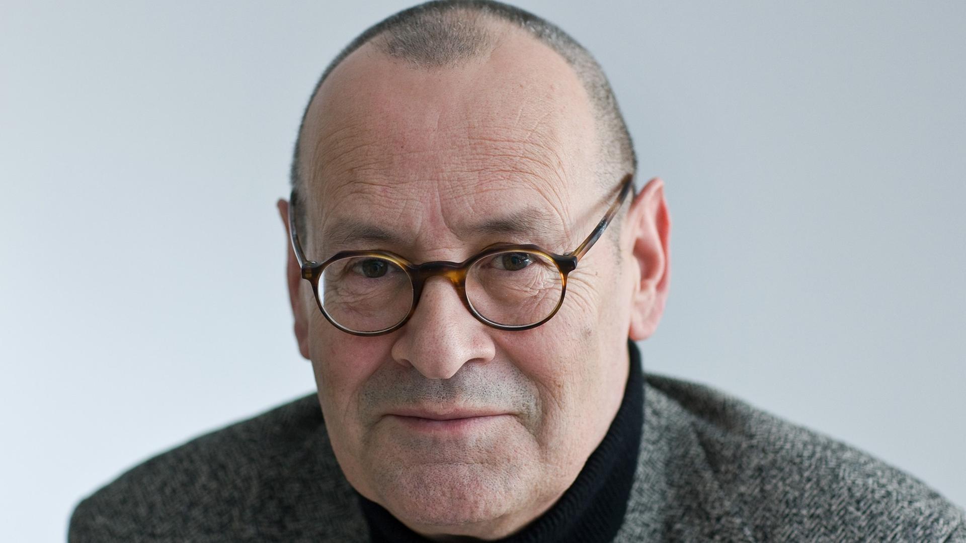 Der Rechtsanwalt und ehemalige DDR-Regimekritiker Rolf Henrich blickt in die Kamera Der Rechtsanwalt und ehemalige DDR-Regimekritiker Rolf Henrich blickt in die Kamera