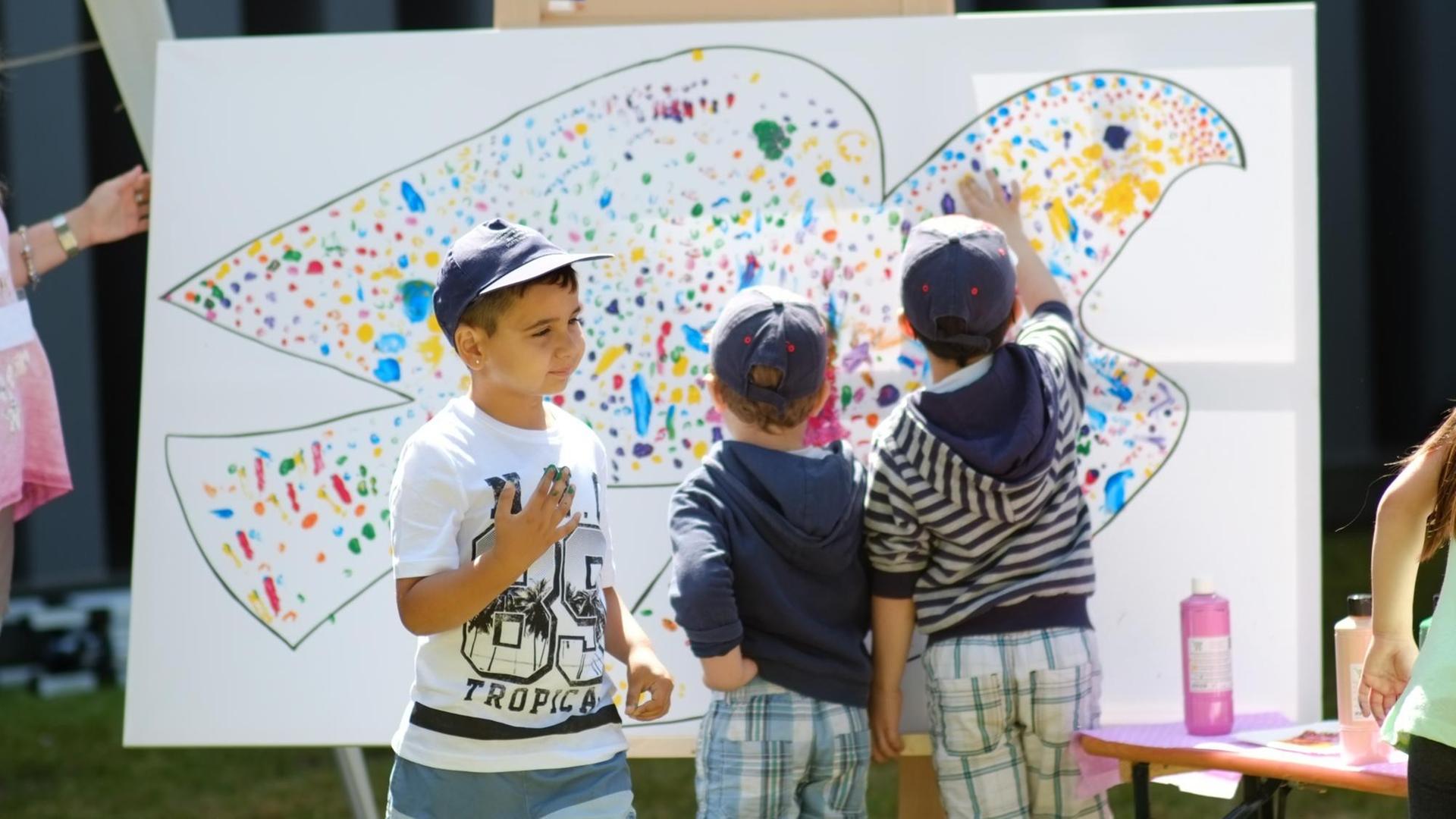 Kinder malen beim Humanistentag 2017