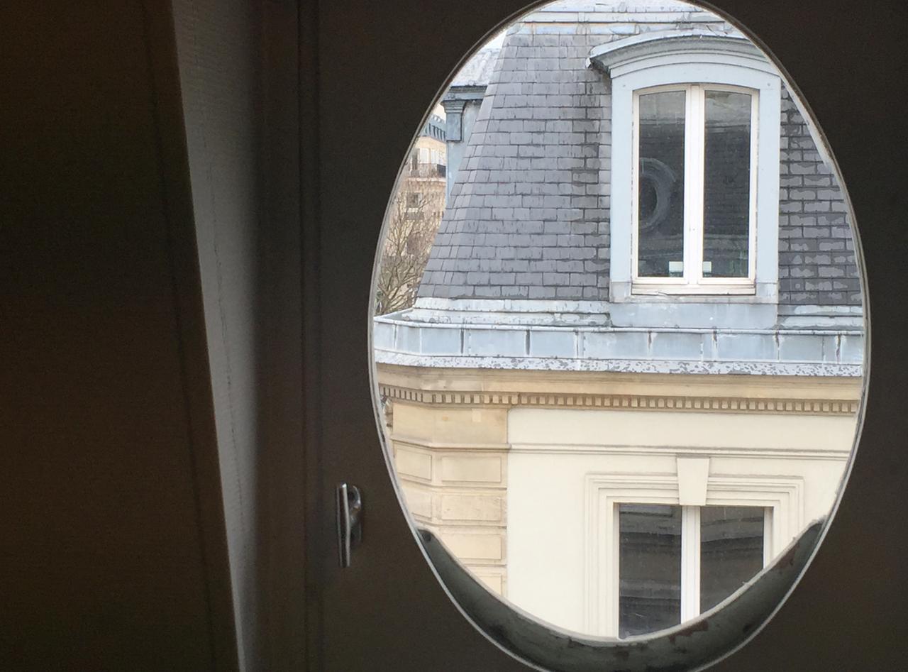 Blick aus dem ovalen Fenster in der langjährigen Parteizentrale der Französischen Sozialisten in Paris