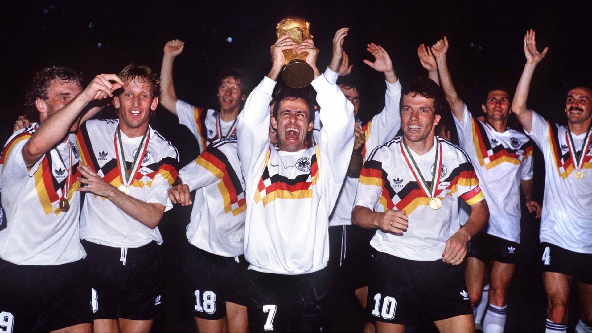Die deutsche Fußball-Nationalmannschaft feiert den WM-Titel Die deutsche Fußball-Nationalmannschaft feiert den WM-Titel