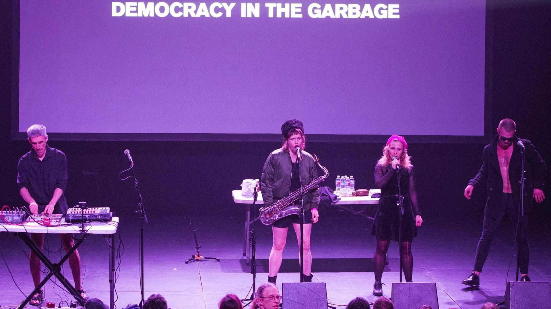 Maks, Nastya, Maria Alyokhina und Kyril Kanstansinau (v.l.n.r.) der russichen Band Pussy Riot performen ihre Theaterproduktion "Revolution" am 12. März 2017 auf der Bühne des Fonda Theaters in Hollywood. Maks, Nastya, Maria Alyokhina und Kyril Kanstansinau (v.l.n.r.) der russichen Band Pussy Riot performen ihre Theaterproduktion "Revolution" am 12. März 2017 auf der Bühne des Fonda Theaters in Hollywood.