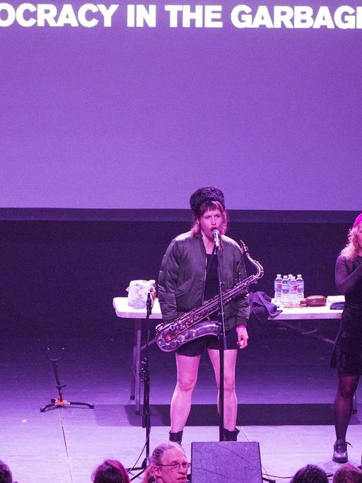 Maks, Nastya, Maria Alyokhina und Kyril Kanstansinau (v.l.n.r.) der russichen Band Pussy Riot performen ihre Theaterproduktion "Revolution" am 12. März 2017 auf der Bühne des Fonda Theaters in Hollywood.