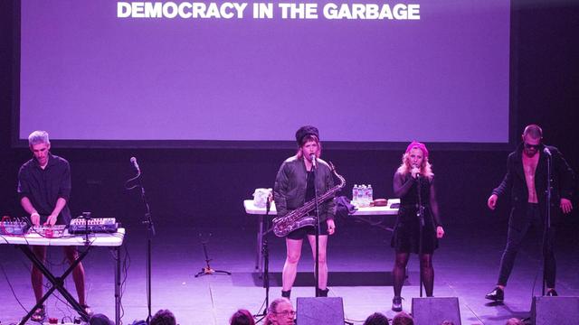Maks, Nastya, Maria Alyokhina und Kyril Kanstansinau (v.l.n.r.) der russichen Band Pussy Riot performen ihre Theaterproduktion "Revolution" am 12. März 2017 auf der Bühne des Fonda Theaters in Hollywood.