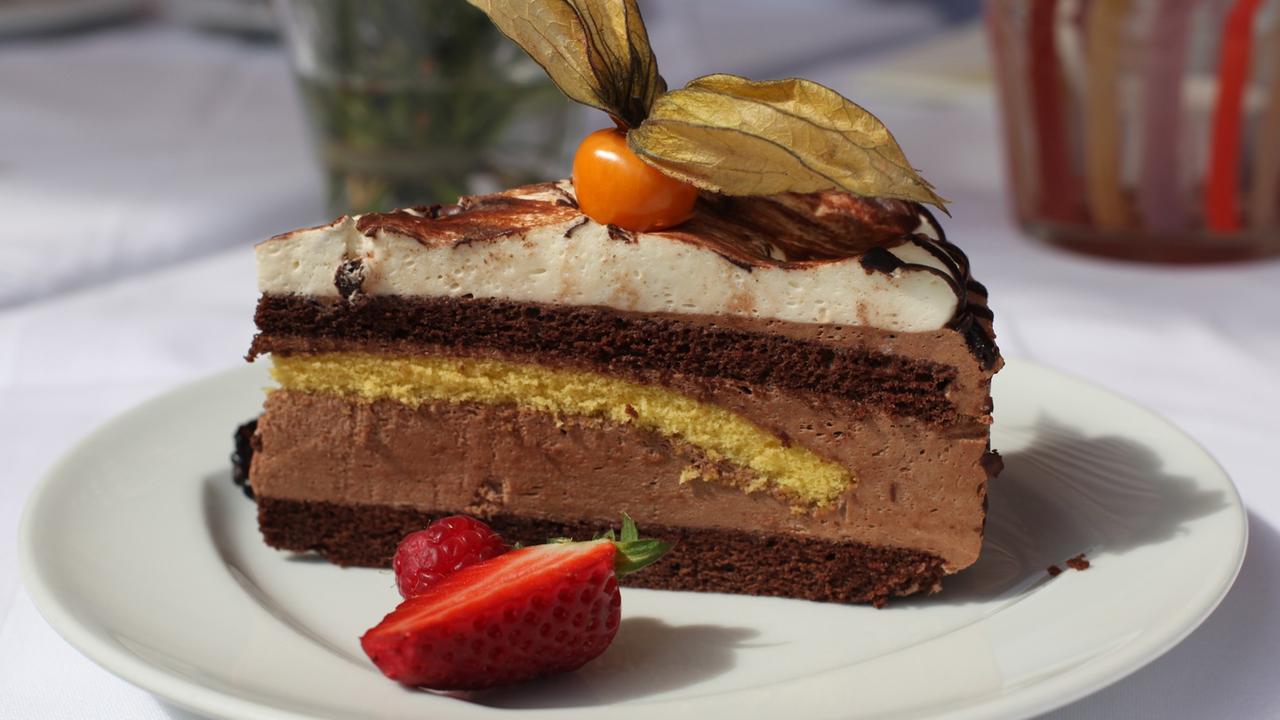 Ein Stück Torte steht auf einem Teller. Ein Stück Torte steht auf einem Teller.