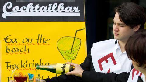 Attac-Aktivisten demonstrieren in Osnabrück gegen "Fracking"-Methoden des Energiemultis ExxonMobil.
