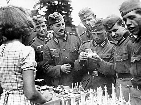 Deutsche Truppenmitglieder im Oktober 1940 in Paris