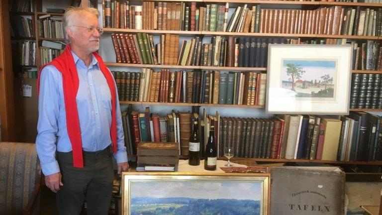 Der Antiquar Bernhard Schäfer steht in seinem Geschäft in Bad Karlshafen. Um ihn heraum sind überall Buchregale. Der Antiquar Bernhard Schäfer steht in seinem Geschäft in Bad Karlshafen. Um ihn heraum sind überall Buchregale.