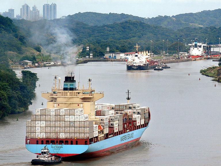 Ein Containerschiff auf auf hoher See