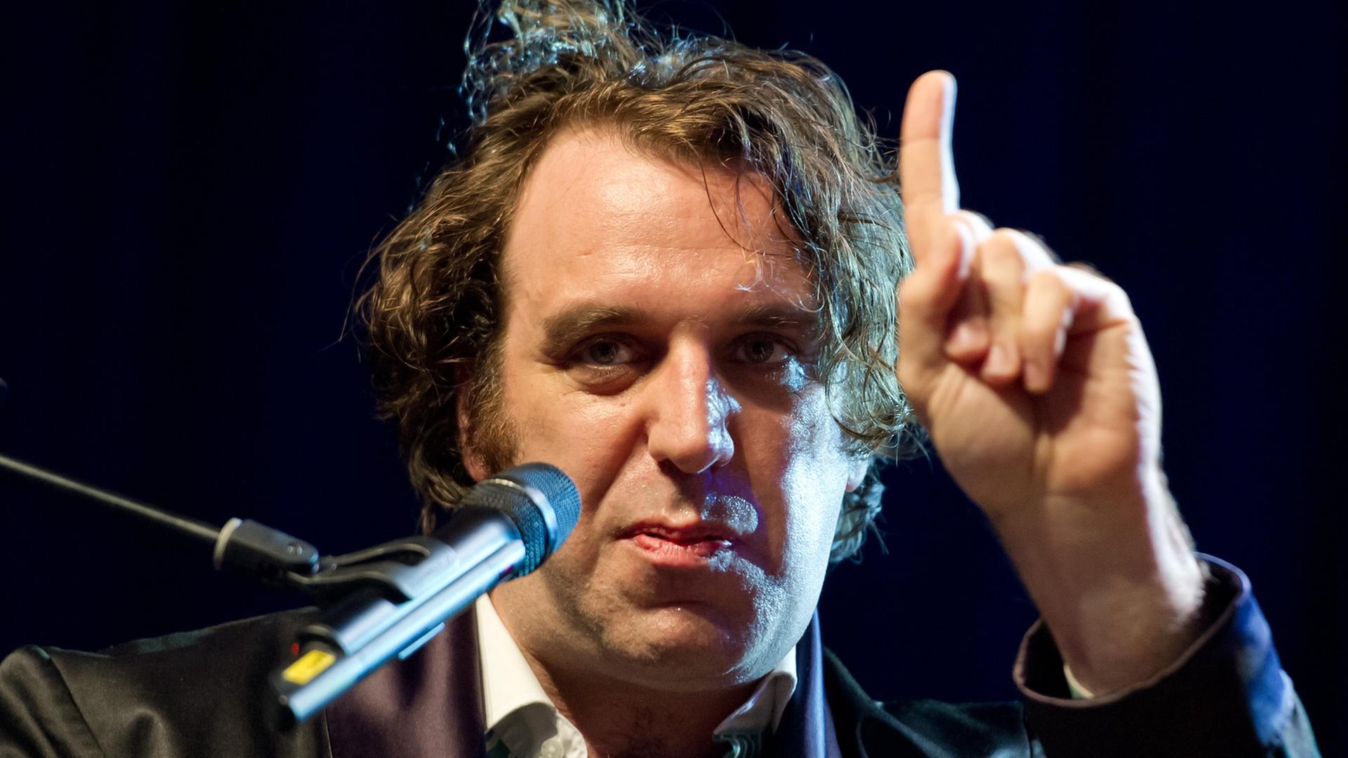 Porträt des Musikers Chilly Gonzales mit Mikrofon Porträt des Musikers Chilly Gonzales mit Mikrofon
