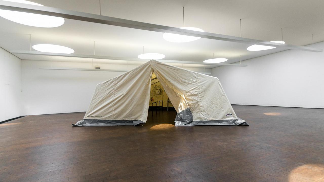 Installationsansicht des Zeltes der Ausstellung "Eyad Alkhateeb: An Inside Look".