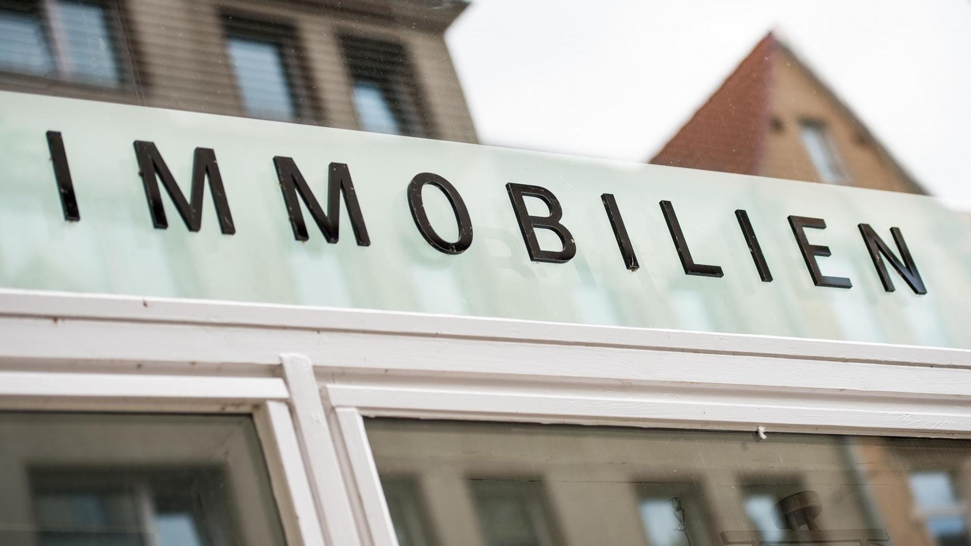 Der Schriftzug «Immobilien» steht am 27.06.2017 über einem Büro eines Immobilienmaklers im Stadtteil Vahrenwald-List in Hannover (Niedersachsen). Der Schriftzug «Immobilien» steht am 27.06.2017 über einem Büro eines Immobilienmaklers im Stadtteil Vahrenwald-List in Hannover (Niedersachsen).