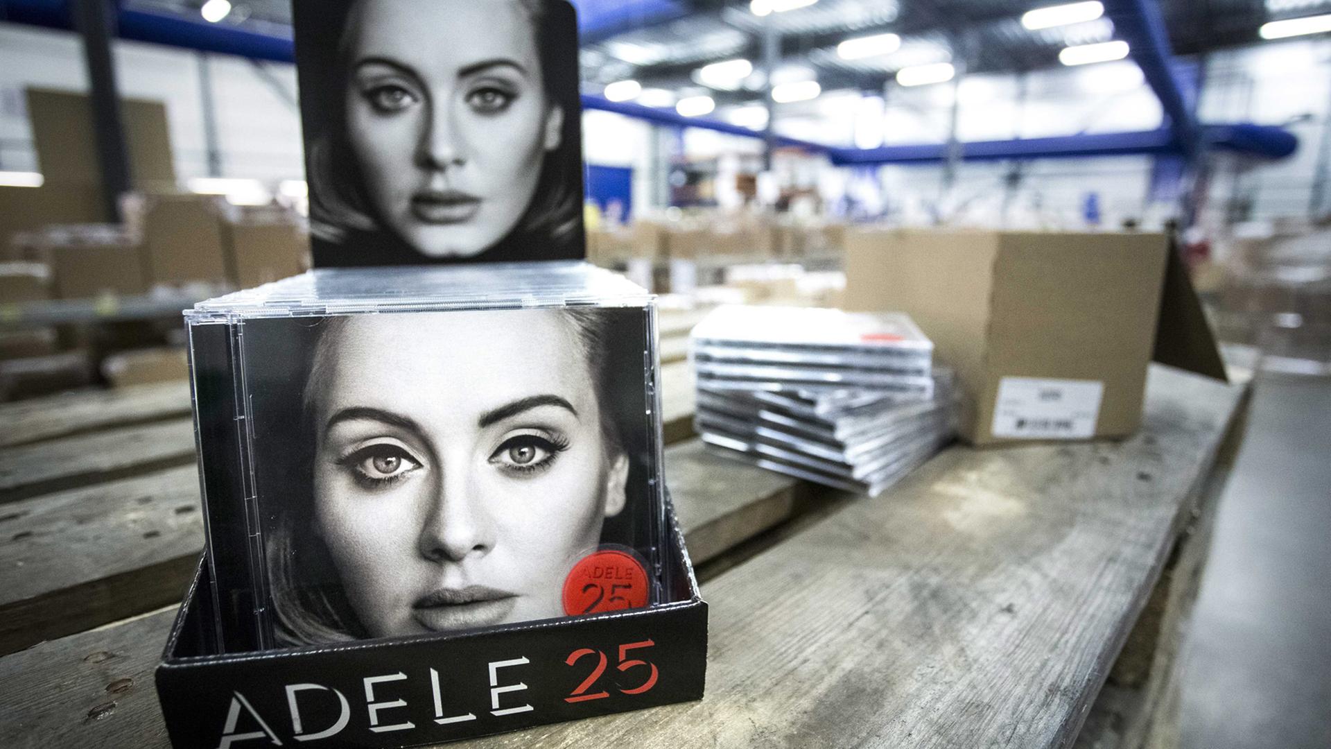 Adeles CD "25" in einem Musikgeschäft Adeles CD "25" in einem Musikgeschäft