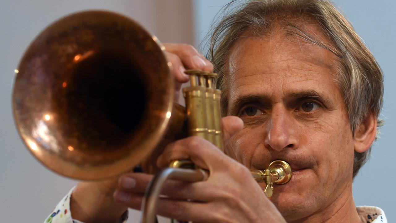 Der Trompeter und Komponist Markus Stockhausen bläst beim Soundcheck am 16.09.2017 in der evangelischen Johannes-Kirche in Düsseldorf Der Trompeter und Komponist Markus Stockhausen bläst beim Soundcheck am 16.09.2017 in der evangelischen Johannes-Kirche in Düsseldorf