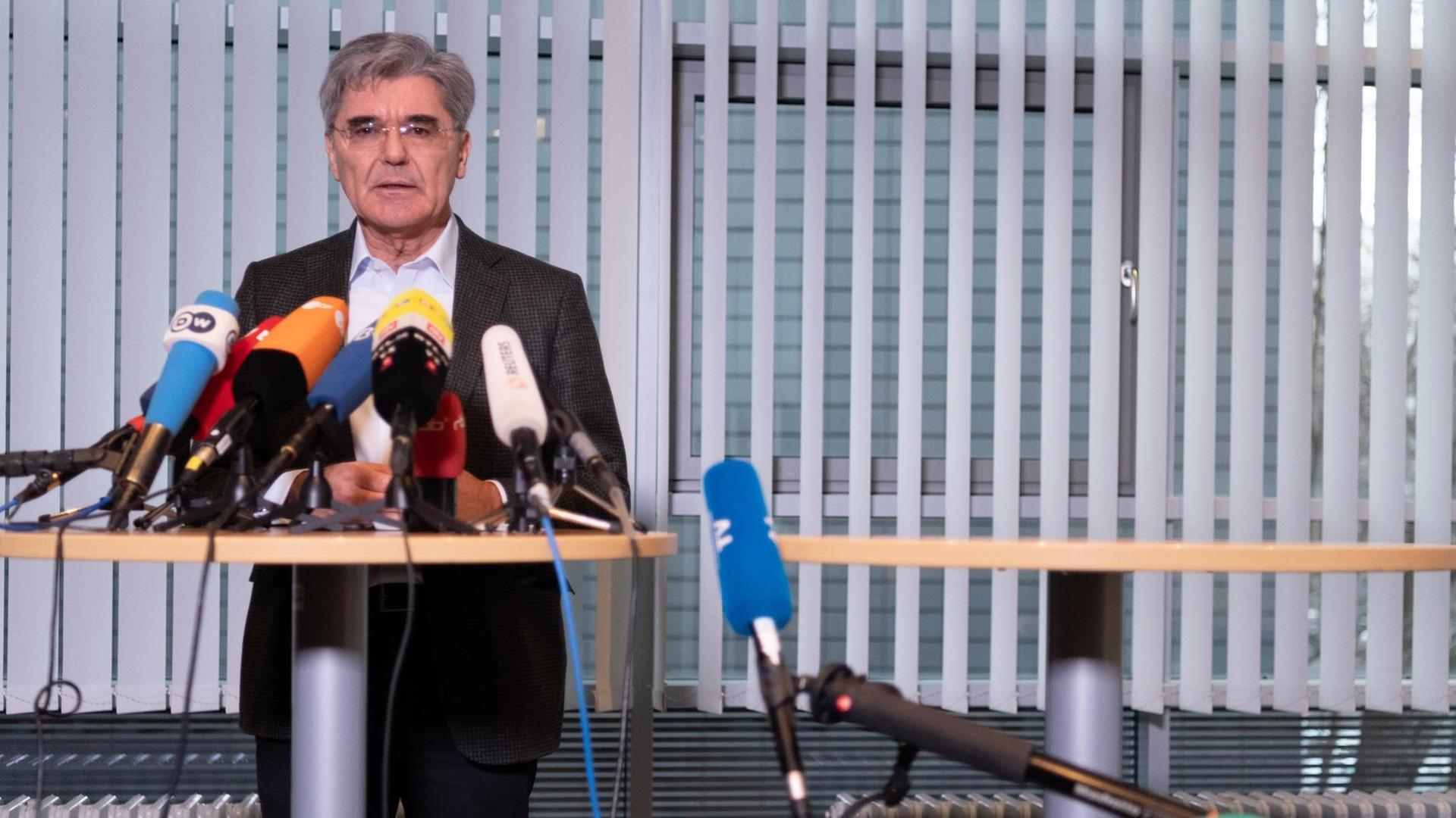 Der Chef von der Firma Siemens, Joe Kaeser, sitzt an einem Tisch vor Mikrofonen. Der Chef von der Firma Siemens, Joe Kaeser, sitzt an einem Tisch vor Mikrofonen.