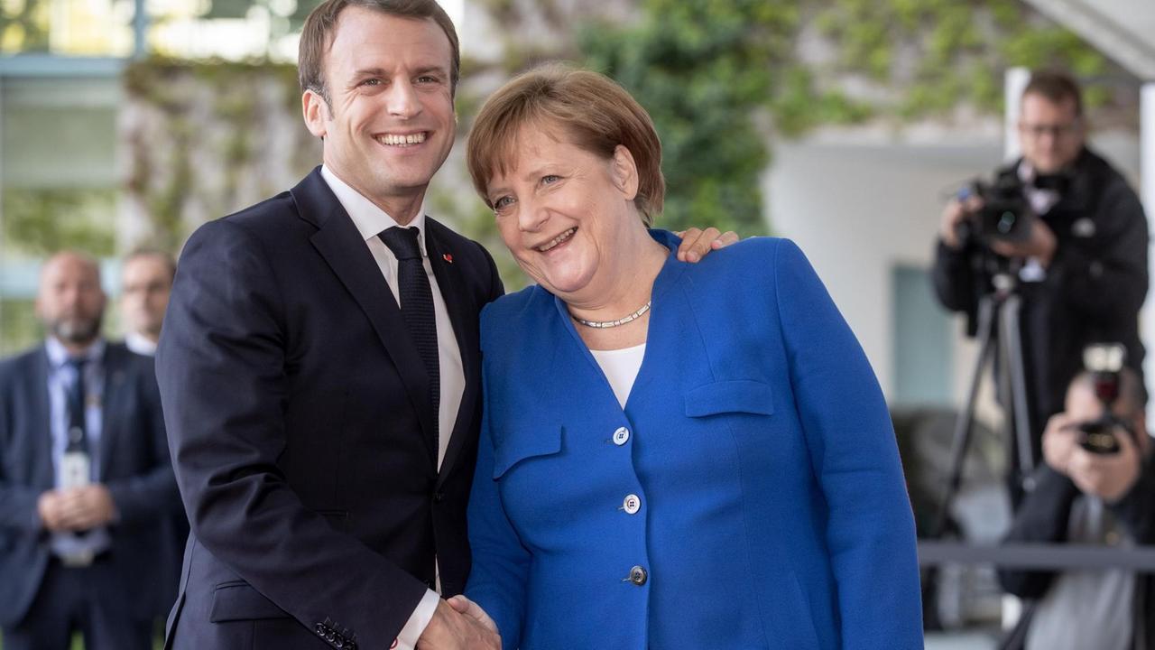 Bundeskanzlerin Angela Merkel (CDU) begrüßt Emmanuel Macron, Staatspräsident von Frankreich, zur Balkan-Konferenz in Berlin. Bundeskanzlerin Angela Merkel (CDU) begrüßt Emmanuel Macron, Staatspräsident von Frankreich, zur Balkan-Konferenz in Berlin.