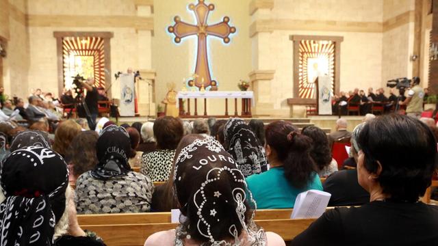 Irakische Christen in einer Kirche