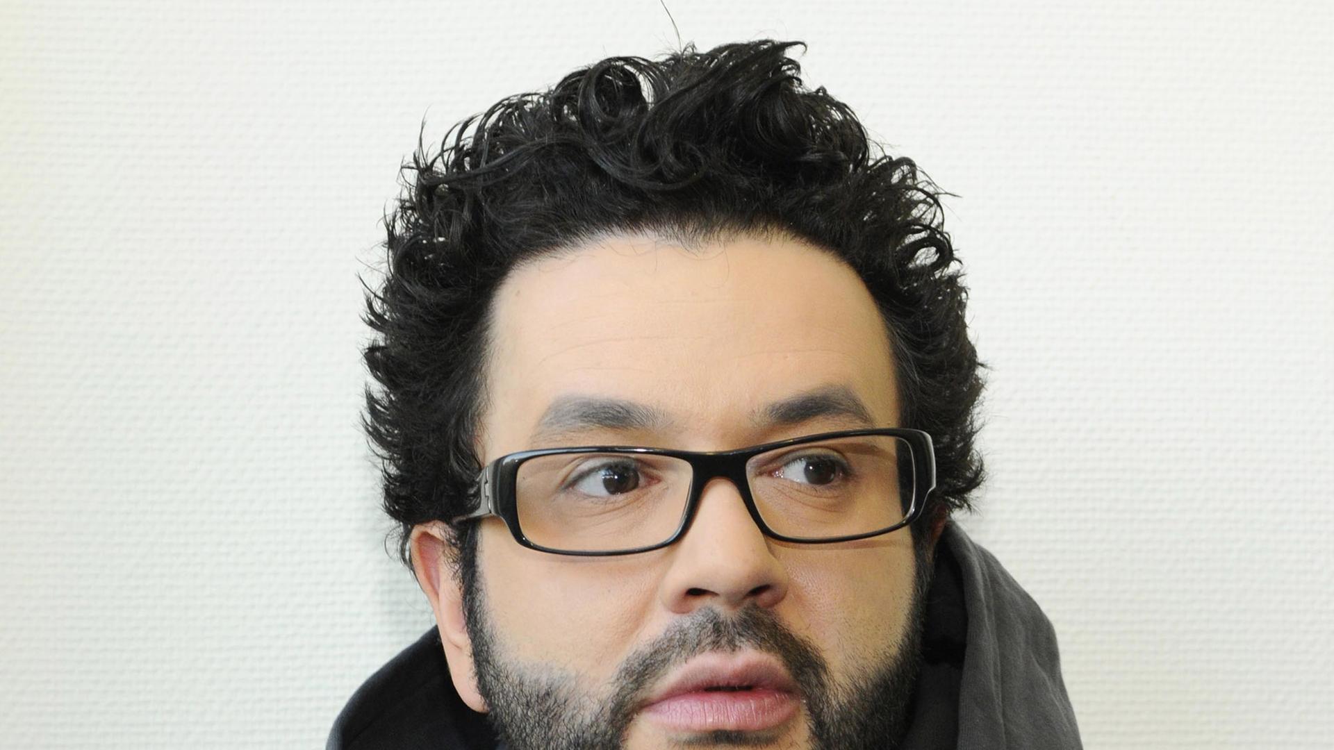 Der Kabarettist Oliver Polak aufgenommen vor neutralem Hintergrund am 28.11.2010 in Köln. Der Kabarettist Oliver Polak aufgenommen vor neutralem Hintergrund am 28.11.2010 in Köln.