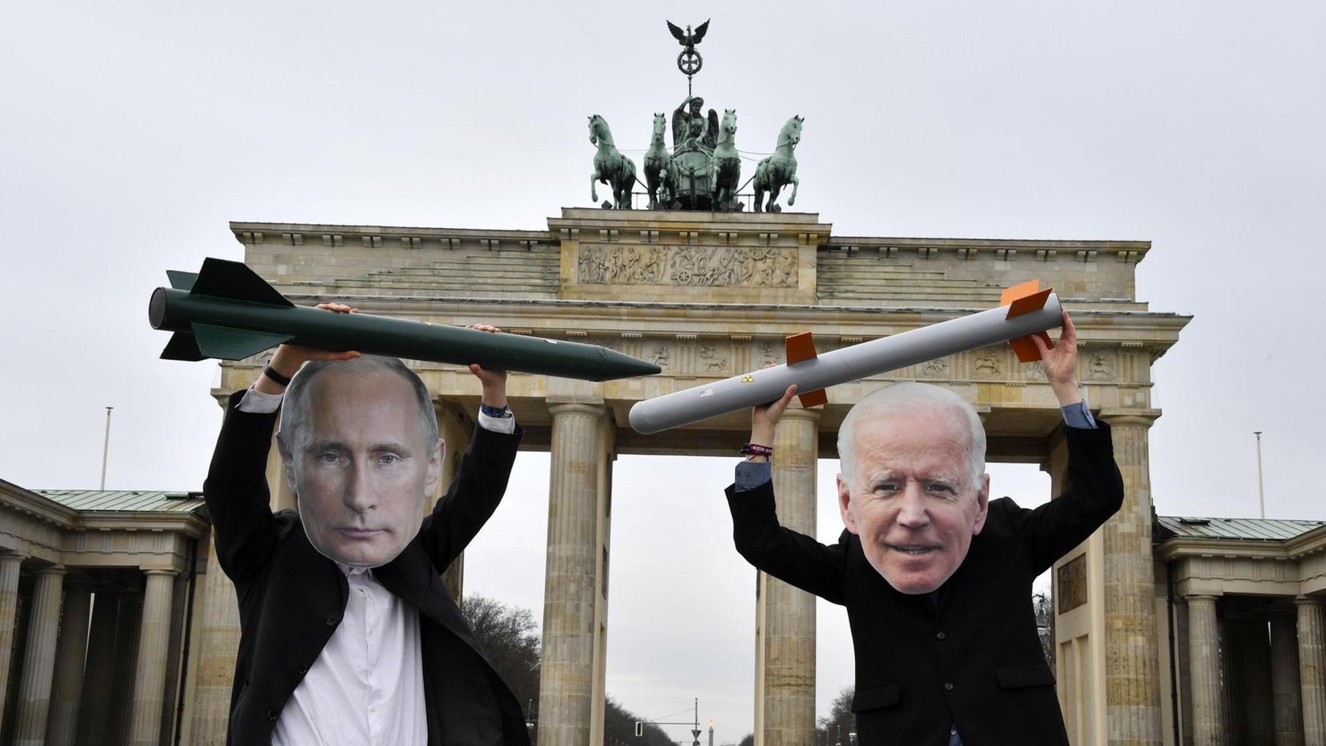 Mit einem kleinen Straßentheater und einer Fotoaktion vor den Botschaften der beiden Länder und dem Brandenburger Tor stellen Aktivist*innen dar, wie Präsident Biden und Amtsinhaber Putin den neuen Vertrag unterzeichnen und Atomwaffen-Attrappen schon jetzt in die Mülltonne entsorgen. Mit einem kleinen Straßentheater und einer Fotoaktion vor den Botschaften der beiden Länder und dem Brandenburger Tor stellen Aktivist*innen dar, wie Präsident Biden und Amtsinhaber Putin den neuen Vertrag unterzeichnen und Atomwaffen-Attrappen schon jetzt in die Mülltonne entsorgen.