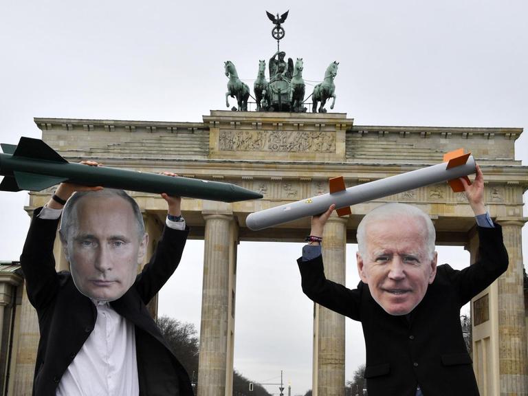Mit einem kleinen Straßentheater und einer Fotoaktion vor den Botschaften der beiden Länder und dem Brandenburger Tor stellen Aktivist*innen dar, wie Präsident Biden und Amtsinhaber Putin den neuen Vertrag unterzeichnen und Atomwaffen-Attrappen schon jetzt in die Mülltonne entsorgen.