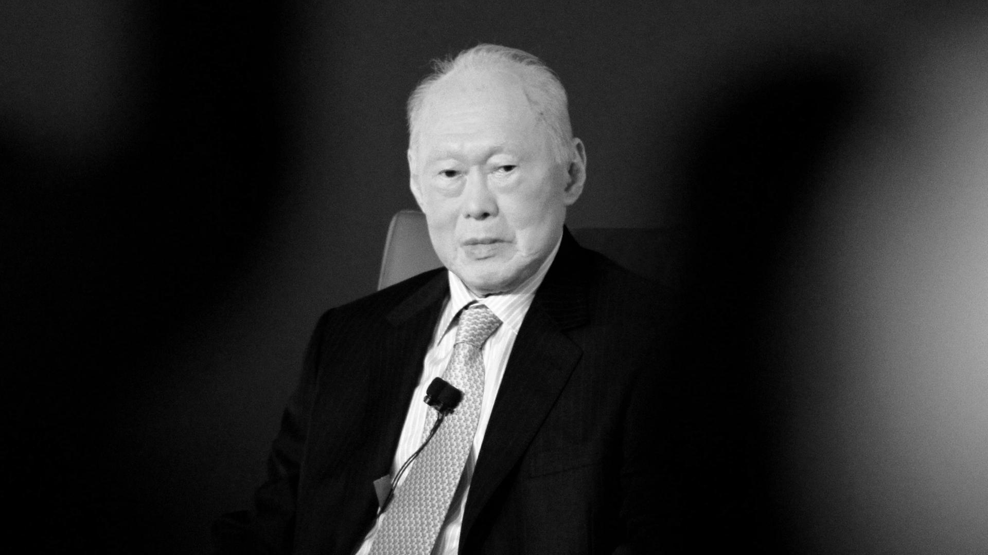 Der Staatsgründer von Singapur, Lee Kuan Yew, ist im Alter von 91 Jahren gestorben. Der Staatsgründer von Singapur, Lee Kuan Yew, ist im Alter von 91 Jahren gestorben.