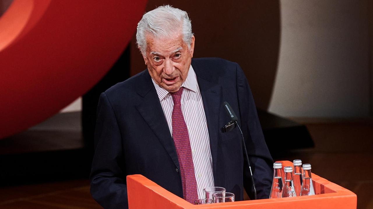 Mario Vargas Llosa hält die Festrede zur Eröffnung des Internationalen Literaturfestivals Berlin. Er steht an einem Rednerpult und wendet sich an die Zuhörerschaft.