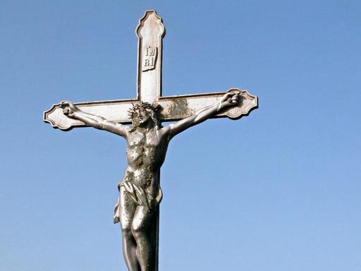 Jesus am Kreuz vor blauem Himmel