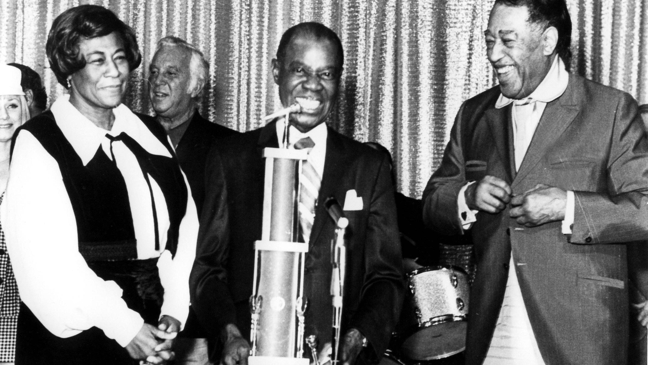 Ella Fitzgerald mit Louis Armstrong und Duke Ellington.