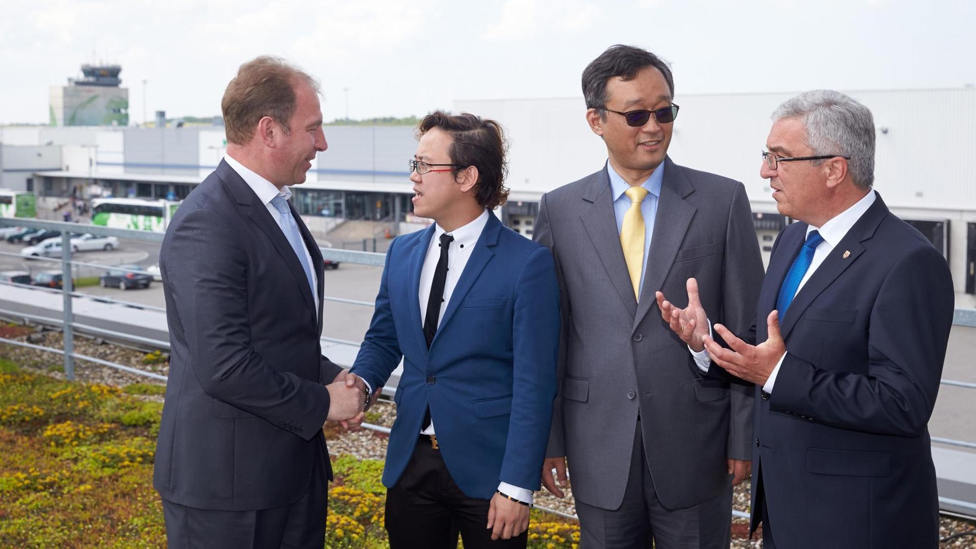 Als die Welt im Hunsrück noch in Ordnung schien: Der rheinland-pfälzische Innenstaatssekretär Randolf Stich (SPD)(von links), Anteilseigner Kyle Wang, Yu Tao Chou, Generalbevollmächtigter der Shanghai Yiqian Trading Company, und Innenminister Roger Lewentz (SPD) Anfang Juni am Flughafen Hahn. Als die Welt im Hunsrück noch in Ordnung schien: Der rheinland-pfälzische Innenstaatssekretär Randolf Stich (SPD)(von links), Anteilseigner Kyle Wang, Yu Tao Chou, Generalbevollmächtigter der Shanghai Yiqian Trading Company, und Innenminister Roger Lewentz (SPD) Anfang Juni am Flughafen Hahn.