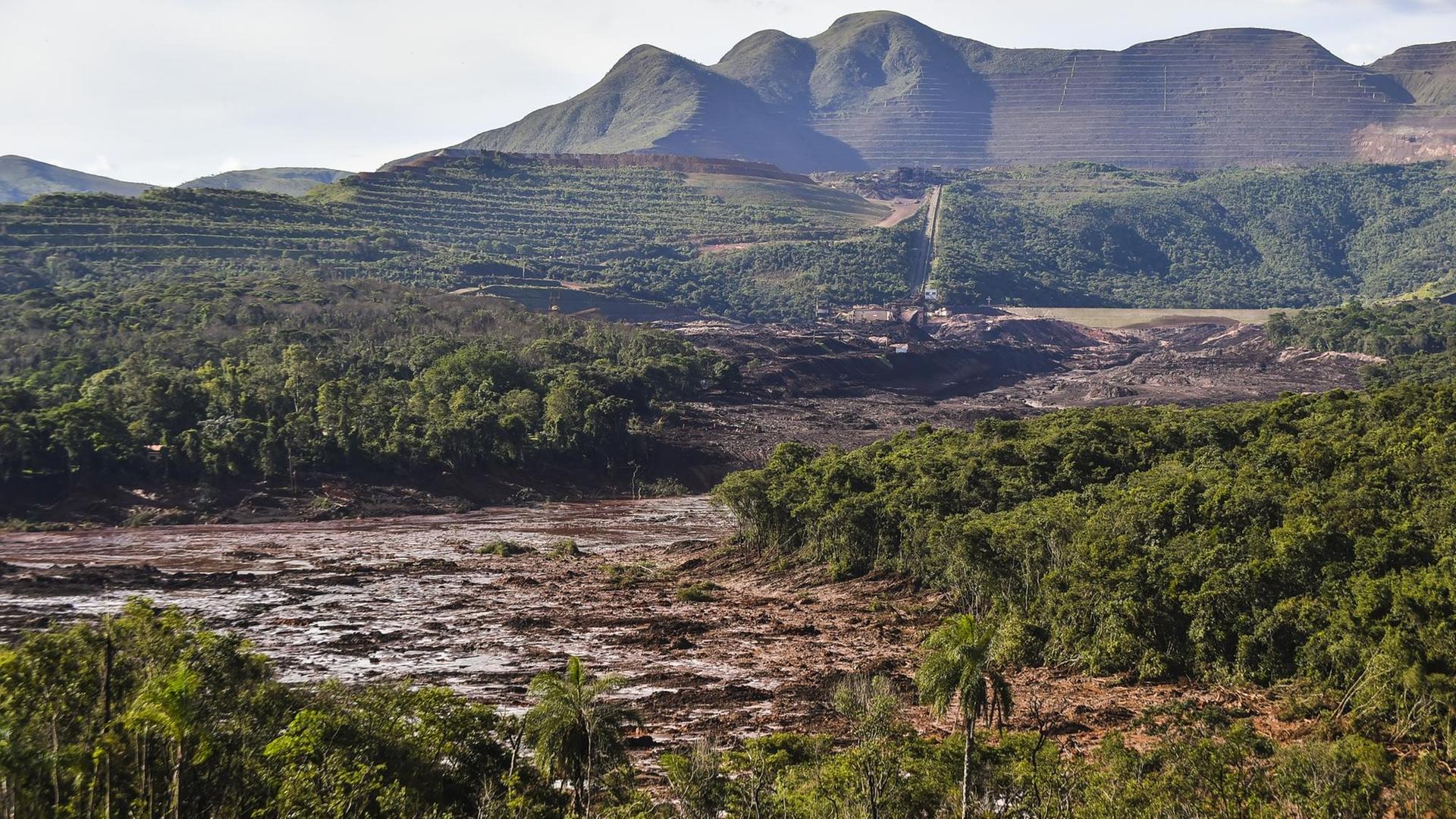 Braune Schlammmassen prägen den Blick auf auf die brasilianische Córrego do Feijão Mine bei Brumadinho nachdem der Damm gebrochen ist Braune Schlammmassen prägen den Blick auf auf die brasilianische Córrego do Feijão Mine bei Brumadinho nachdem der Damm gebrochen ist
