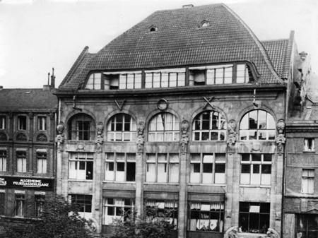 Das Voxhaus mit dem Schriftzug der Plattenfirma Vox (circa 1923). Hier stand der erste reguläre Rundfunksender Deutschlands und wurde der Rundfunk in Deutschland am 29.10.1923 eröffnet.