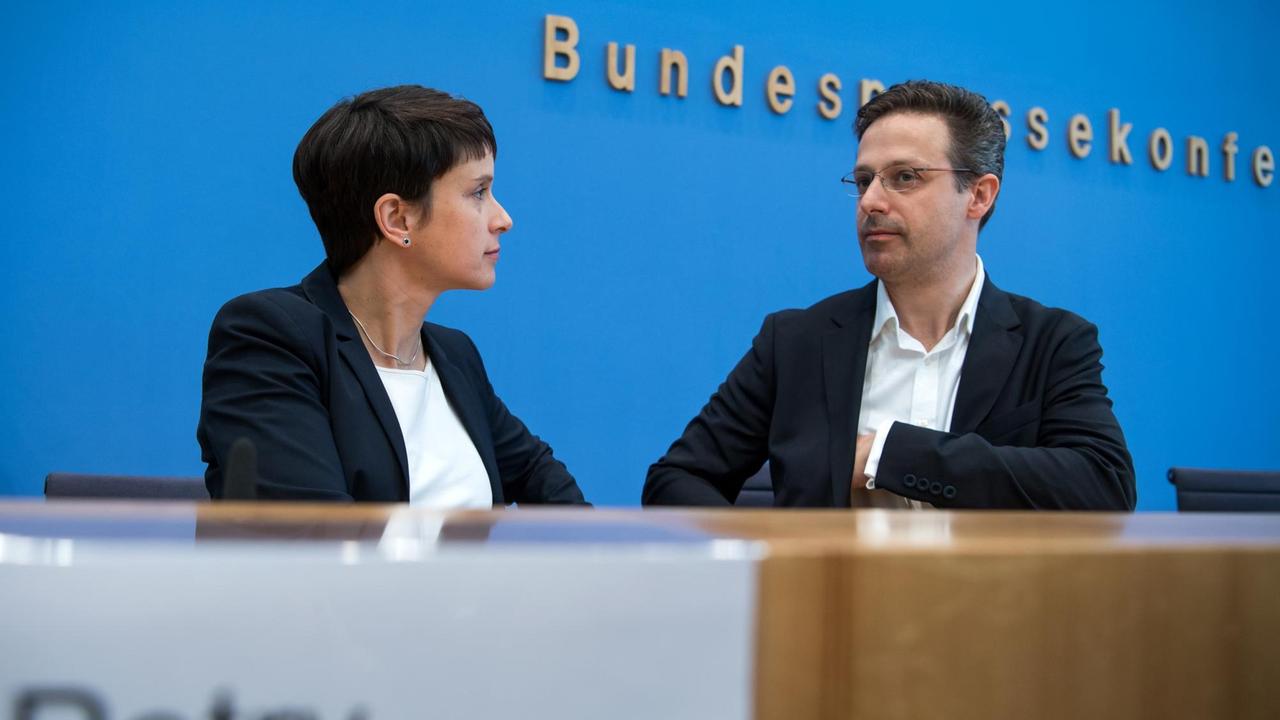 Frauke Petry (l), Bundesvorsitzende der Partei Alternative für Deutschland (AfD) und ihr Mann, Marcus Pretzell, Spitzenkandidat der Partei in Nordrhein-Westfalen, unterhalten sich am 15.05.2017 zu Beginn einer Pressekonferenz in Berlin zu den Ergebnissen und Auswirkungen der Landtagswahl in Nordrhein-Westfalen (NRW). Frauke Petry (l), Bundesvorsitzende der Partei Alternative für Deutschland (AfD) und ihr Mann, Marcus Pretzell, Spitzenkandidat der Partei in Nordrhein-Westfalen, unterhalten sich am 15.05.2017 zu Beginn einer Pressekonferenz in Berlin zu den Ergebnissen und Auswirkungen der Landtagswahl in Nordrhein-Westfalen (NRW).