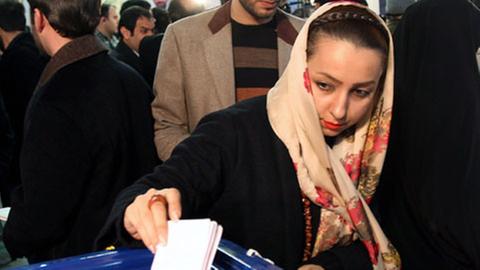 Eine Frau gibt bei der iranischen Parlamentswahl in Teheran ihre Stimme ab.