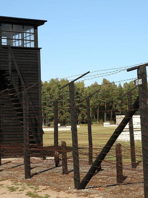 Blick auf das ehemalige Konzentrationslager Stuttfhof in der Nähe von Danzig. Zu sehen sind ein Wachturm und zwei Reihen Stacheldrahtzaun.