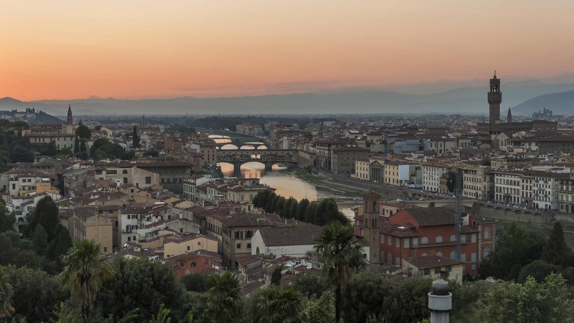 Blick über die toskanische Stadt Florenz bei Sonnenuntergang.