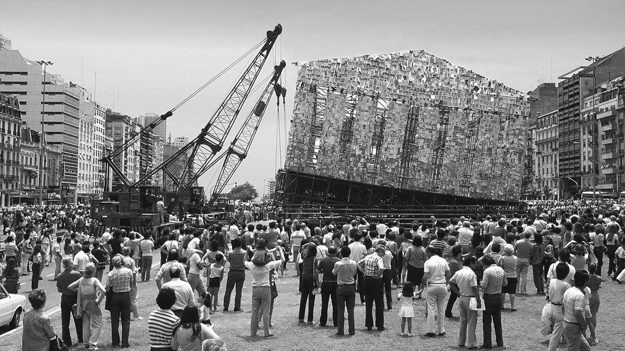 Ein Parthenon aus Büchern wird gekippt, schwarz-weiß-Aufnahme Ein Parthenon aus Büchern wird gekippt, schwarz-weiß-Aufnahme