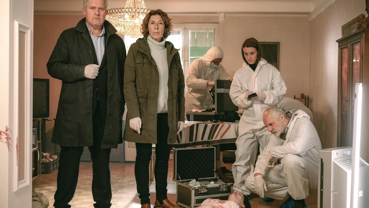 Moritz Eisner und Bibi Fellner wird der Fund einer Toten in einer trostlosen Wohngegend gemeldet. Meret Schande und Dr. Kreindl sind bereits am Tatort. Moritz Eisner und Bibi Fellner wird der Fund einer Toten in einer trostlosen Wohngegend gemeldet. Meret Schande und Dr. Kreindl sind bereits am Tatort.