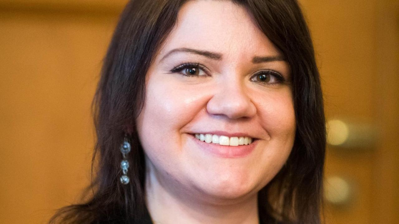 Porträt von Odette Yilmaz, Vorsitzende des Liberal-Islamischen Bundes (LIB), bei einem Treffen mit dem Bundespräsidenten im Schloss Bellevue Porträt von Odette Yilmaz, Vorsitzende des Liberal-Islamischen Bundes (LIB), bei einem Treffen mit dem Bundespräsidenten im Schloss Bellevue