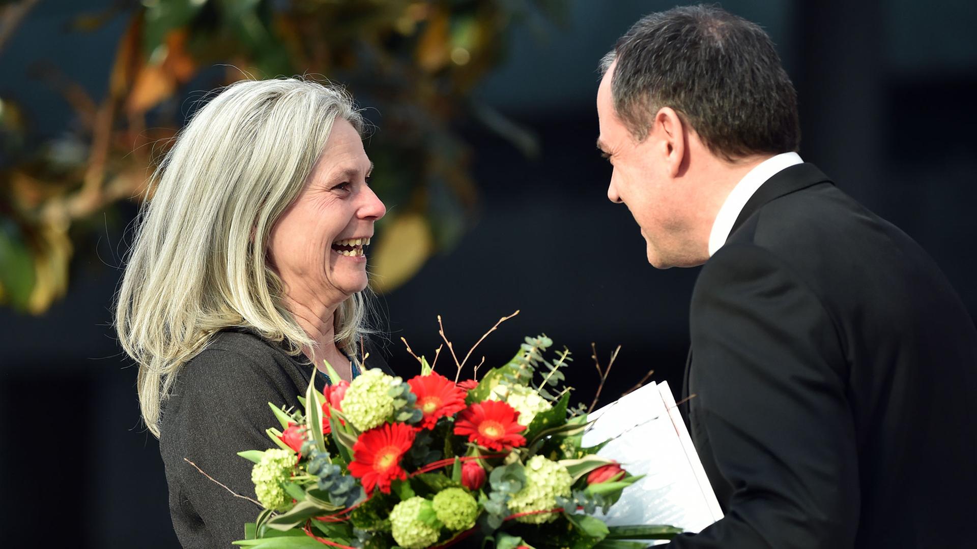 Die Autorin und Lektorin Brigitte Döbert wird am 17.03.2016 auf der Buchmesse in Leipzig (Sachsen) für ihre Übersetzung der Familiensaga "Die Tutoren" von Bora Cosic in der Kategorie Übersetzung von Messechef Martin Buhl-Wagner mit dem Preis der Leipziger Buchmesse 2016 ausgezeichnet. Die Autorin und Lektorin Brigitte Döbert wird am 17.03.2016 auf der Buchmesse in Leipzig (Sachsen) für ihre Übersetzung der Familiensaga "Die Tutoren" von Bora Cosic in der Kategorie Übersetzung von Messechef Martin Buhl-Wagner mit dem Preis der Leipziger Buchmesse 2016 ausgezeichnet.