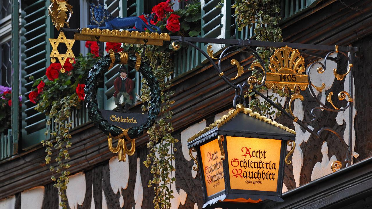 Das Gasthausschild der Brauerei Schlenkerla in Bamberg. Geschmückt ist es unter anderem mit dem Zunftsymbol der süddeutschen Brauer und Mälzer: einem Sechseck - das genauso aussieht wie der Davidstern. Das Gasthaus gibt es seit 1405, ansässig ist es in der Karolinenstraße 6. 