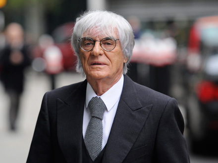 Oberkörperaufnahme des 83-jährigen Bernie Ecclestone im schwarzen Anzug mit grauer Krawatte.