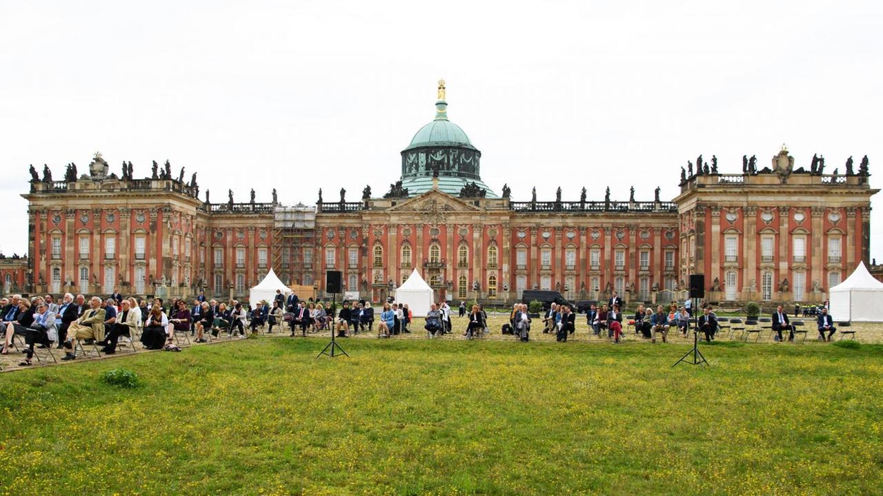 Geladene Gäste verfolgen während der Eröffnung des "Europäischen Zentrums für Jüdische Gelehrsamkeit" an der Universität Potsdam gegenüber dem Neuen Palais die Reden. Gleichzeitig erhielten das Abraham Geiger Kolleg und das Zacharias Frankel College ein neues Domizil auf dem Potsdamer Campus. Nach dem Umbau der einstigen Orangerie und des historischen Nordtorgebäudes ist im Park Sanssouci ein modernes Lehr- und Studiengebäude mit einer Synagoge entstanden. Geladene Gäste verfolgen während der Eröffnung des "Europäischen Zentrums für Jüdische Gelehrsamkeit" an der Universität Potsdam gegenüber dem Neuen Palais die Reden. Gleichzeitig erhielten das Abraham Geiger Kolleg und das Zacharias Frankel College ein neues Domizil auf dem Potsdamer Campus. Nach dem Umbau der einstigen Orangerie und des historischen Nordtorgebäudes ist im Park Sanssouci ein modernes Lehr- und Studiengebäude mit einer Synagoge entstanden.