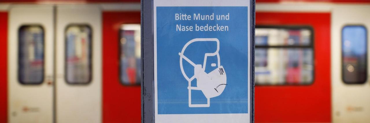 Ein Hinweisschild weist die Fahrgäste am Bahnhof Köln Deutz / Messe auf die wegen der Coronaschutzverordnung geltenden Corona-Maßnahmen hin wie das Tragen von Masken in Bus und Bahn. Ein Hinweisschild weist die Fahrgäste am Bahnhof Köln Deutz / Messe auf die wegen der Coronaschutzverordnung geltenden Corona-Maßnahmen hin wie das Tragen von Masken in Bus und Bahn.