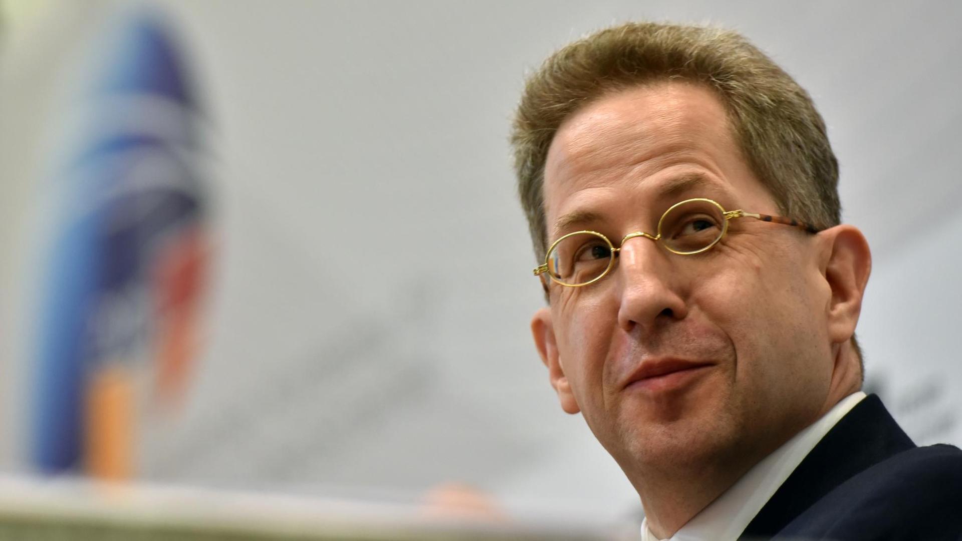 Der Präsident des Verfassungsschutzes, Hans-Georg Maaßen, fotografiert am 11.06.2015 in Potsdam (Brandenburg) während einer Pressekonferenz im Rahmen der Sicherheitskonferenz zur Cybersicherheit. Der Präsident des Verfassungsschutzes, Hans-Georg Maaßen, fotografiert am 11.06.2015 in Potsdam (Brandenburg) während einer Pressekonferenz im Rahmen der Sicherheitskonferenz zur Cybersicherheit.