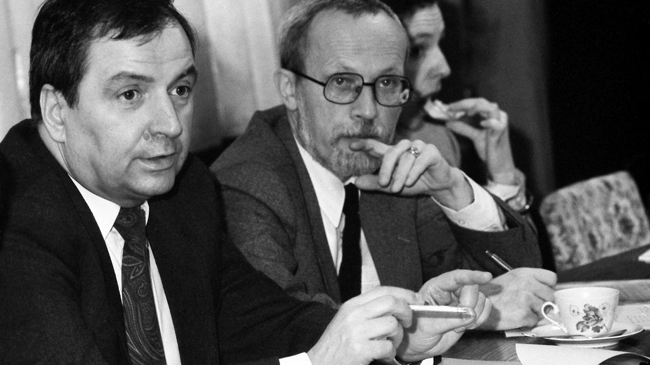 Lothar de Maizière (r.), seit November 1989 Vorsitzender der Ost-CDU - hier neben Klaus Töpfer, Bundesminister für Umwelt der BRD im Februar 1990. 