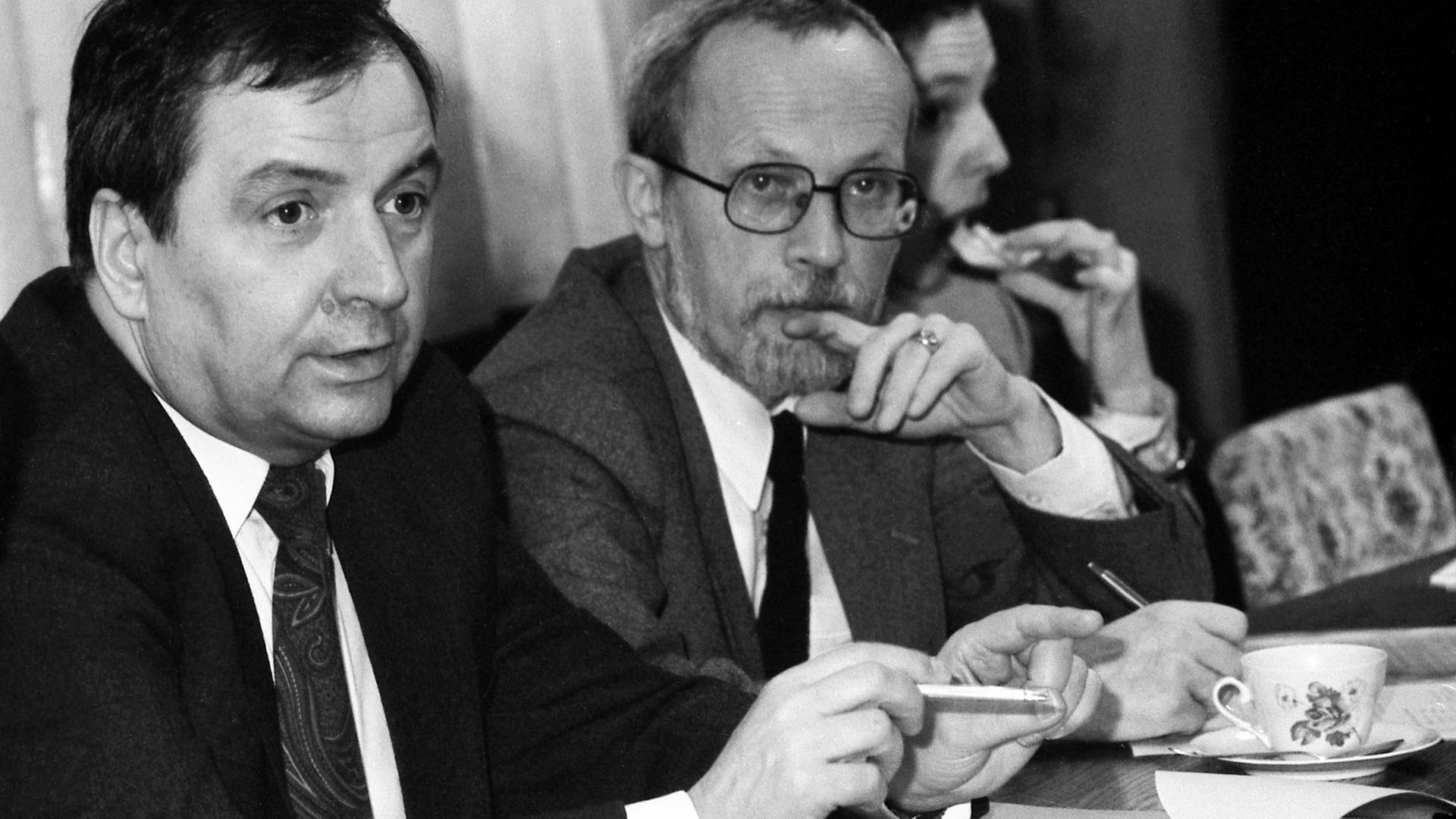 Lothar de Maizière (r.), seit November 1989 Vorsitzender der Ost-CDU - hier neben Klaus Töpfer, Bundesminister für Umwelt der BRD im Februar 1990. Lothar de Maizière (r.), seit November 1989 Vorsitzender der Ost-CDU - hier neben Klaus Töpfer, Bundesminister für Umwelt der BRD im Februar 1990.