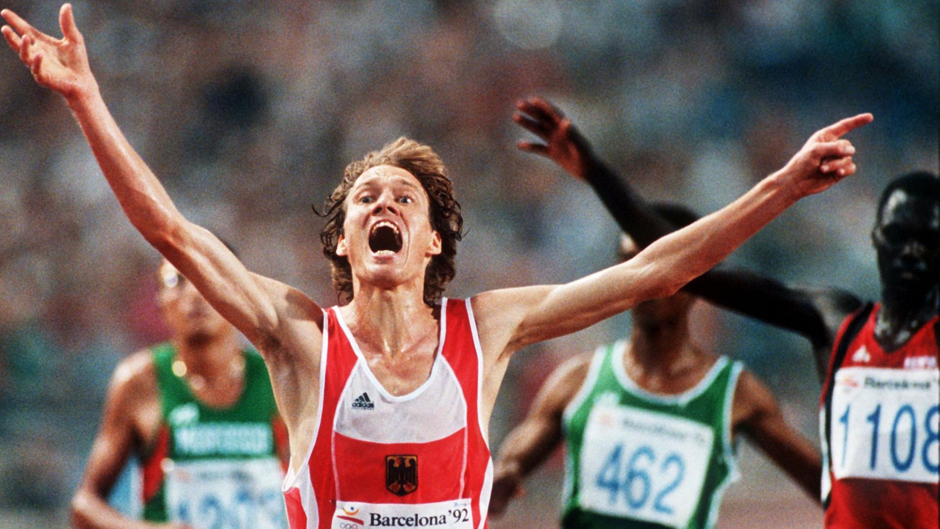 Dieter Baumann: Der deutsche Leichtathlet jubelt am 8.8.1992 bei den Olympischen Sommerspielen in Barcelona - er ist Olympiasieger über 5000 Meter. Dieter Baumann: Der deutsche Leichtathlet jubelt am 8.8.1992 bei den Olympischen Sommerspielen in Barcelona - er ist Olympiasieger über 5000 Meter.