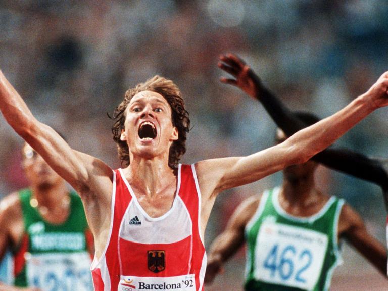 Dieter Baumann: Der deutsche Leichtathlet jubelt am 8.8.1992 bei den Olympischen Sommerspielen in Barcelona - er ist Olympiasieger über 5000 Meter.