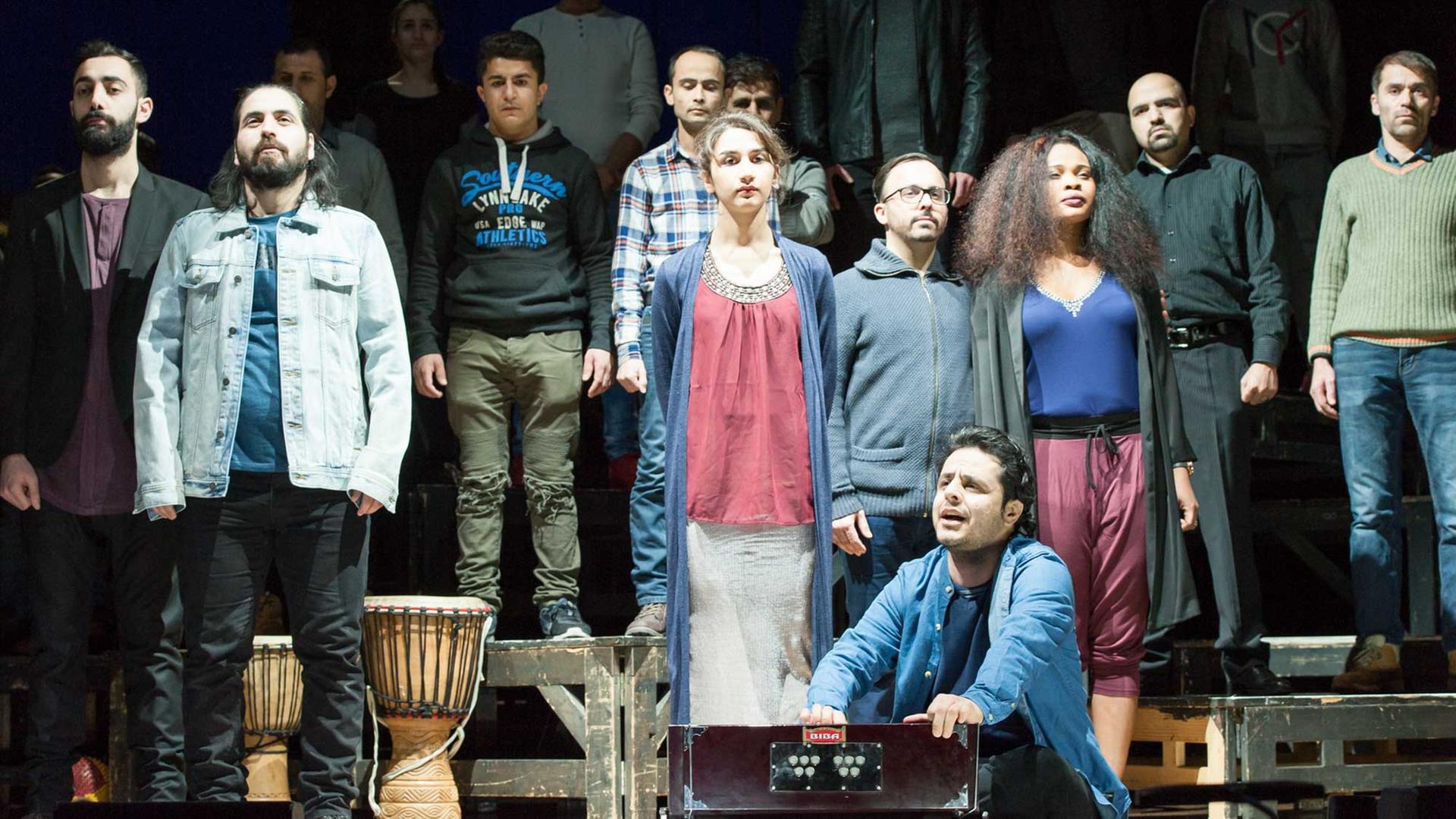 Der afghanische Arzt und Künstler Ahmad Shakib Pouya (vorn Mitte) in der Mozart-Oper "Zaide" im Theater am Gärtnerplatz in München. Der afghanische Arzt und Künstler Ahmad Shakib Pouya (vorn Mitte) in der Mozart-Oper "Zaide" im Theater am Gärtnerplatz in München.