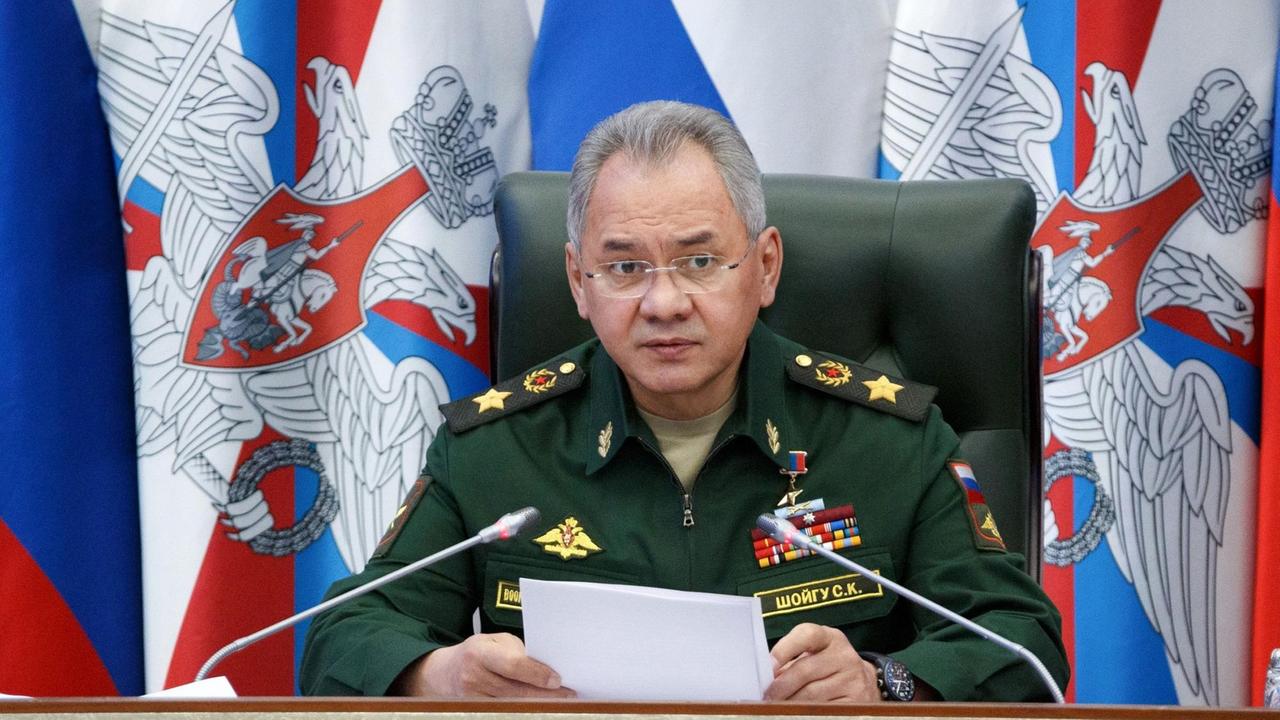 Russland, Moskau: Sergej Schoigu, Verteidigungsminister von Russland, spricht bei einer Pressekonferenz. Russland, Moskau: Sergej Schoigu, Verteidigungsminister von Russland, spricht bei einer Pressekonferenz.