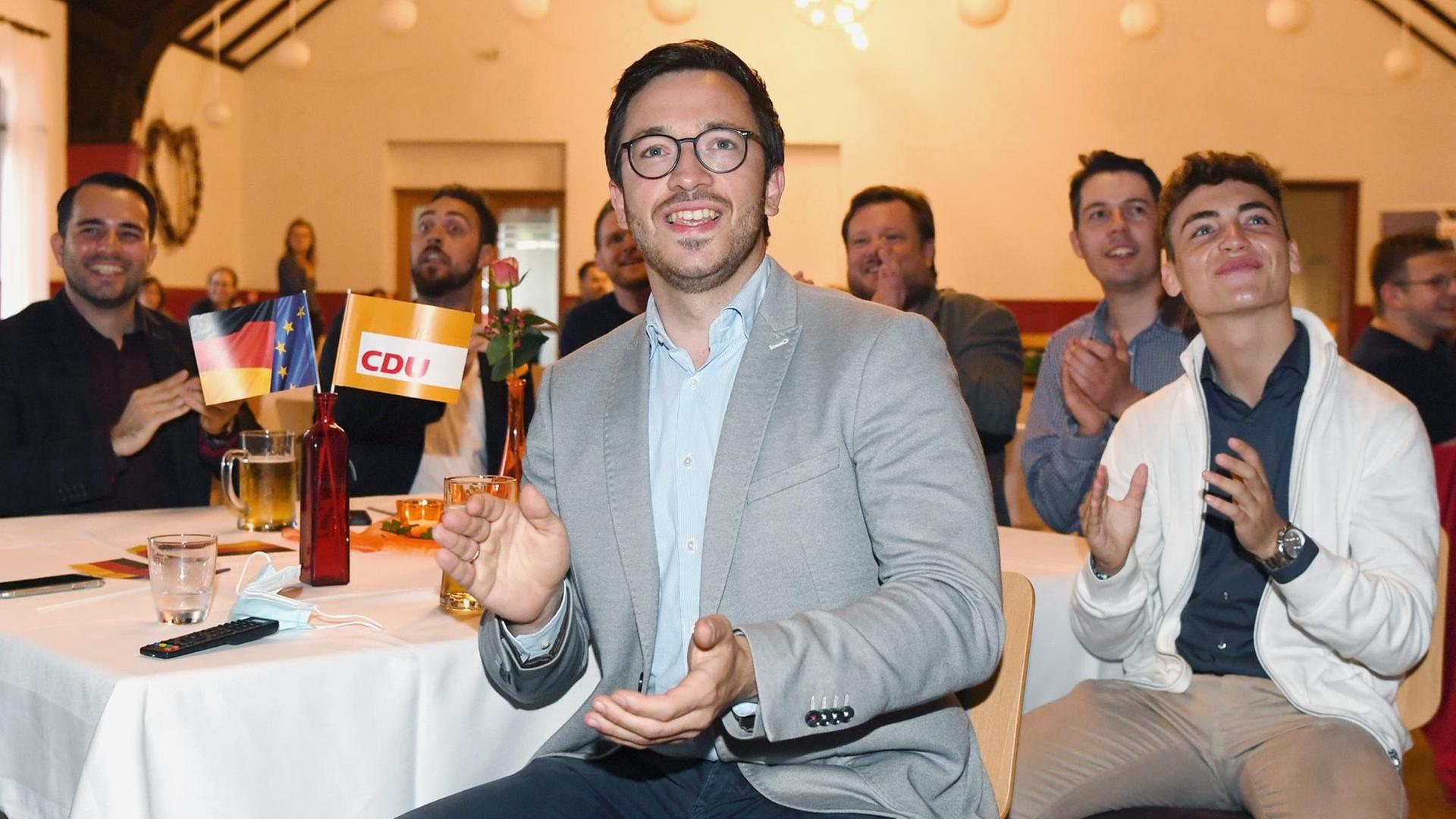Junge Menschen verfolgen die Wahlberichterstattung zur Bundestagswahl 2021 im Schlosssaal in Tübingen-Bühl. Junge Menschen verfolgen die Wahlberichterstattung zur Bundestagswahl 2021 im Schlosssaal in Tübingen-Bühl.